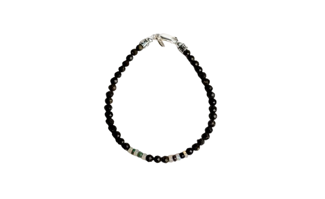 Il bracciale è realizzato con perle sfaccettate di Opale nero, Opale etiope e Opale nero etiope, rifinito con accenti in Argento sterling 925 e pratica chiusura a moschettone in Argento sterling 925. Fatto completamente a mano in Italia.