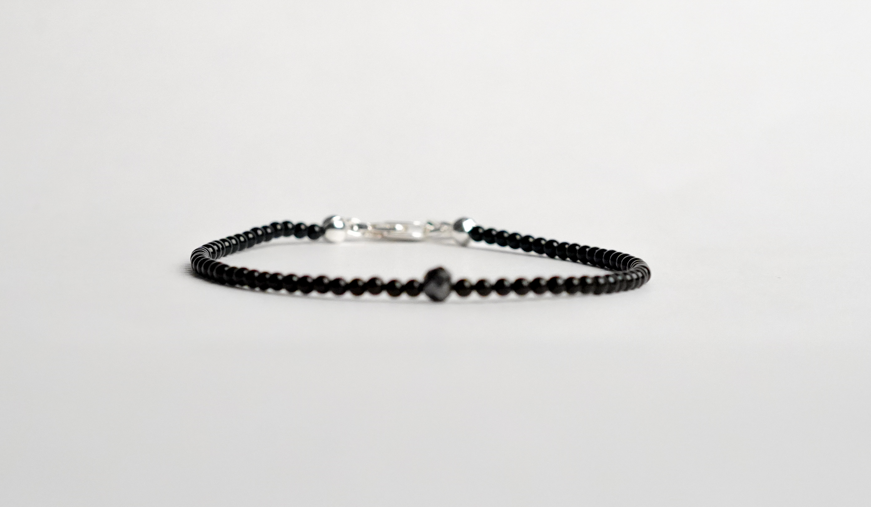 Il bracciale è realizzato con perle di Onice nero e Diamante nero. Rifinito con pratica chiusura a moschettone in Argento sterling 925. Un gioiello unico ed affascinante. Fatto completamente a mano in Italia