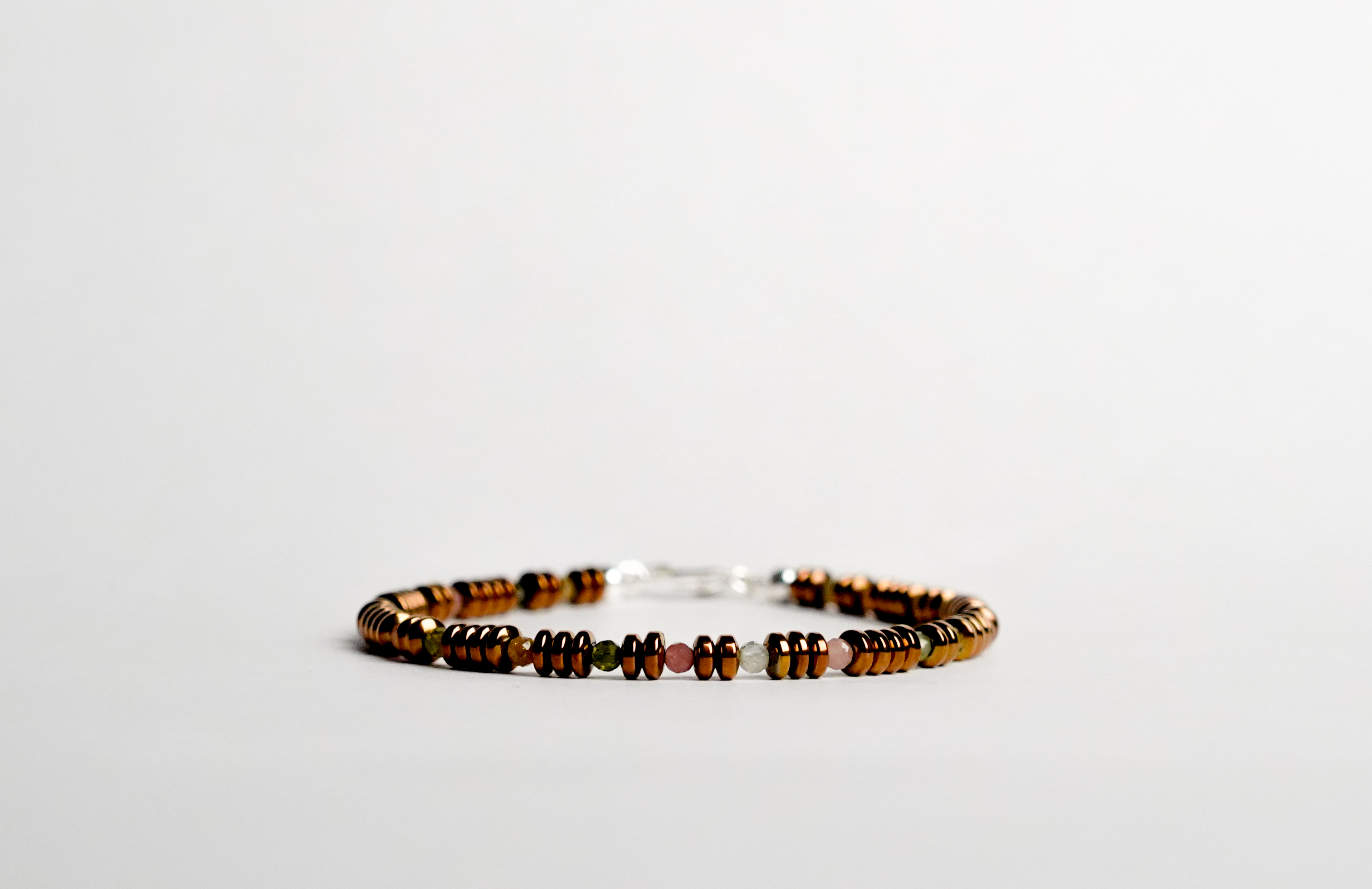 Il bracciale è realizzato con gemme di Tormalina multicolore ed ematite.