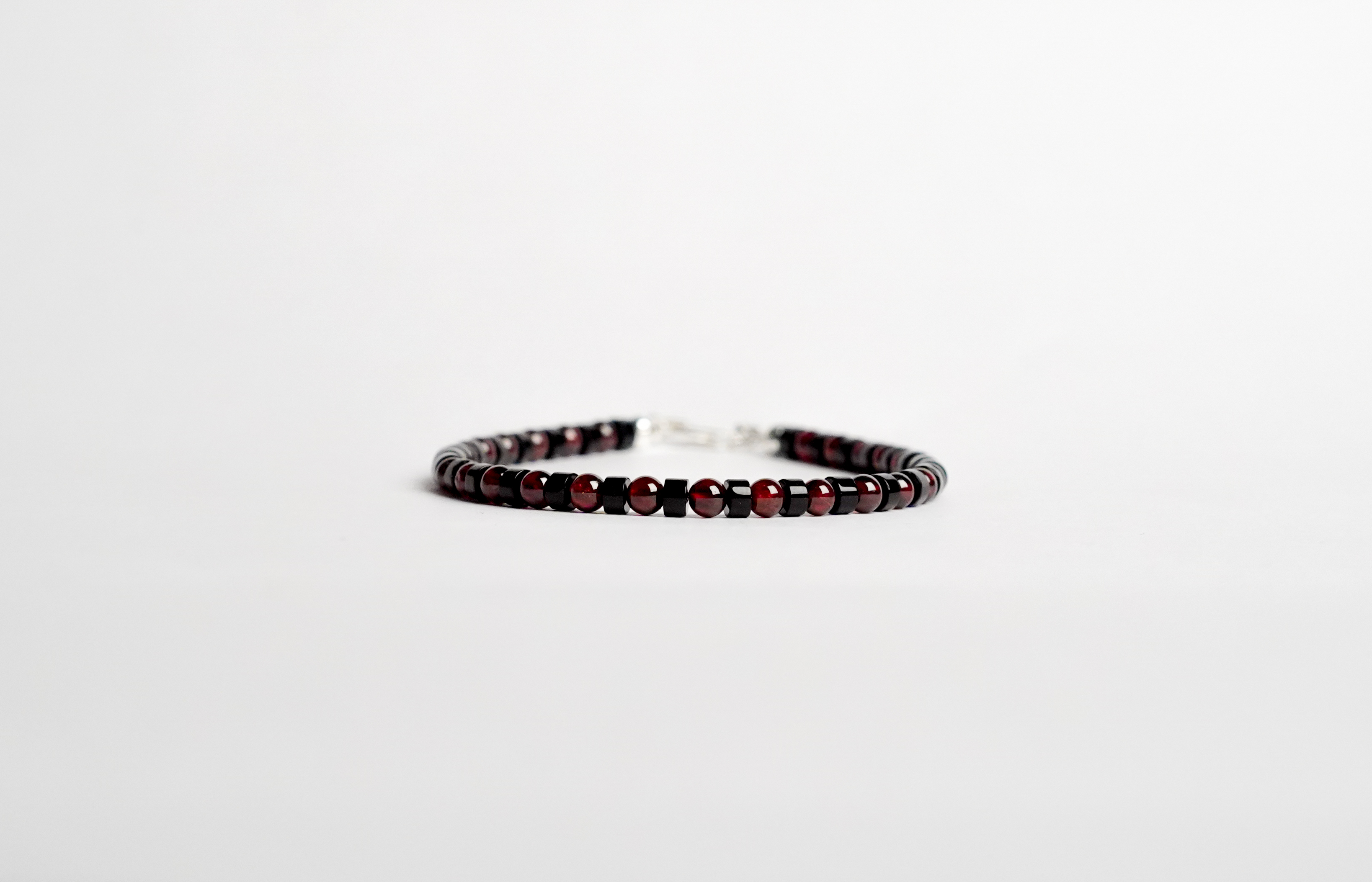 Il bracciale è realizzato con perle di Granato ed Onice nero.