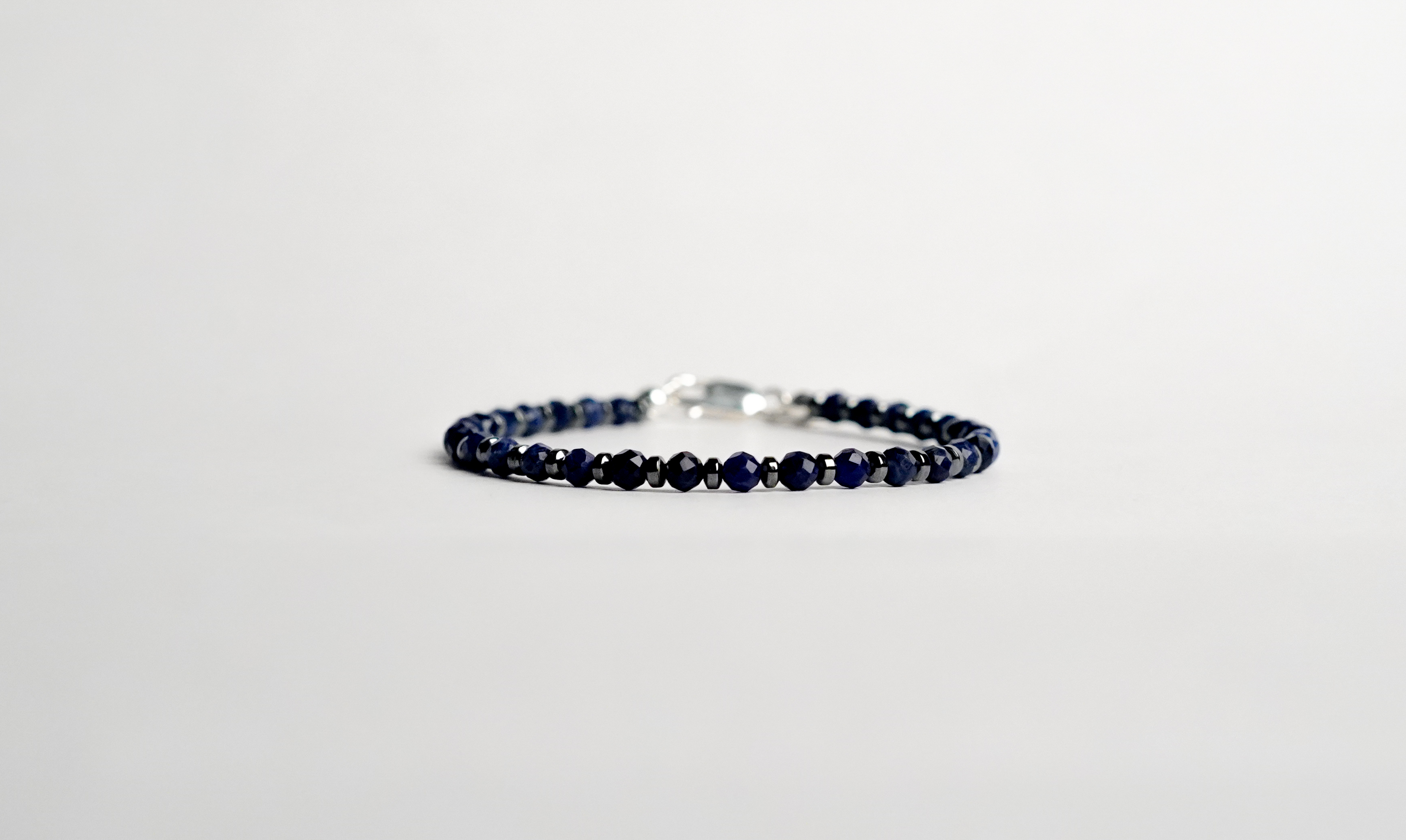 Il bracciale è realizzato con gemme di Sodalite ed ematite.