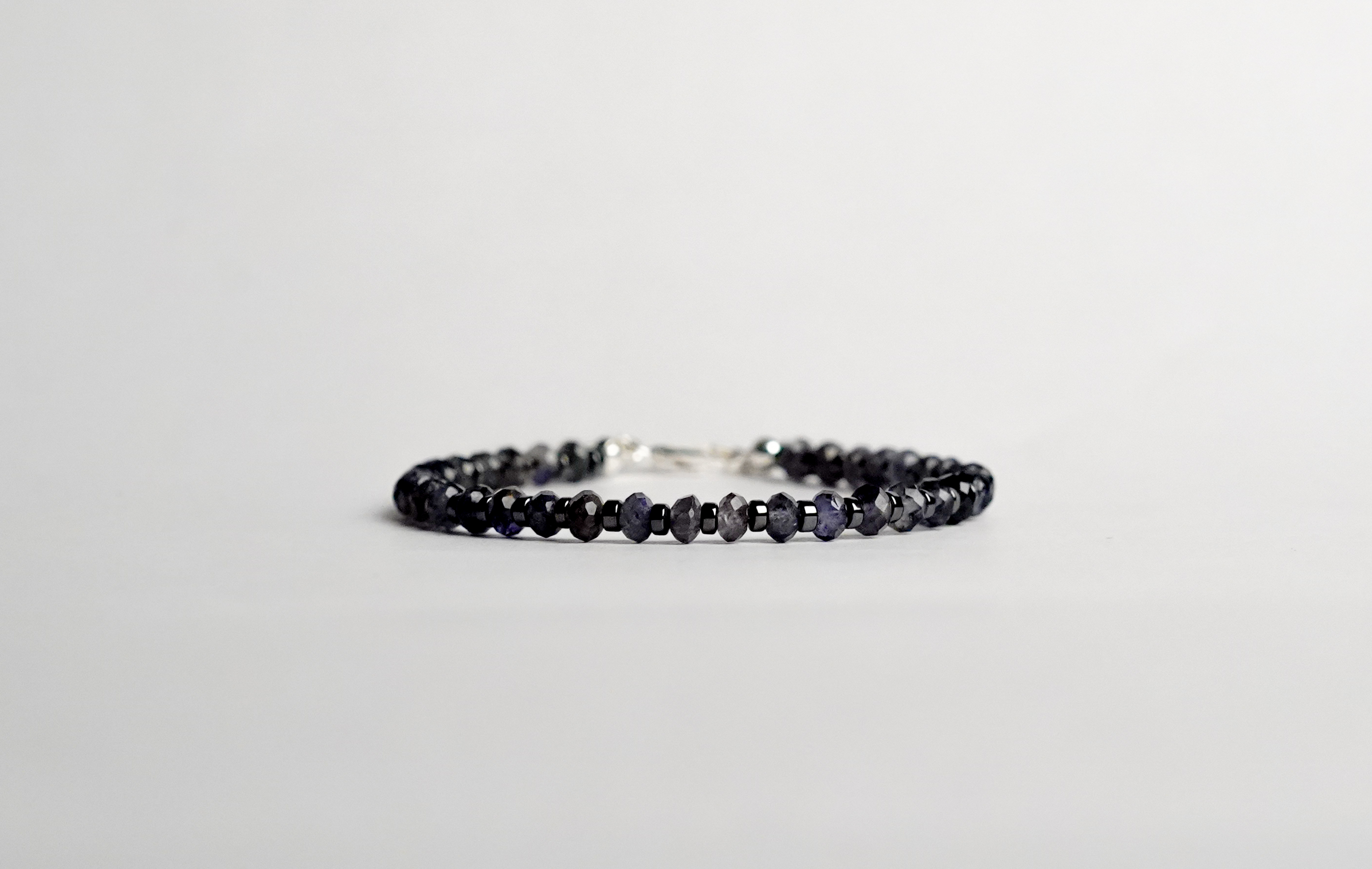 Il bracciale è realizzato con gemme di Iolite ed ematite.