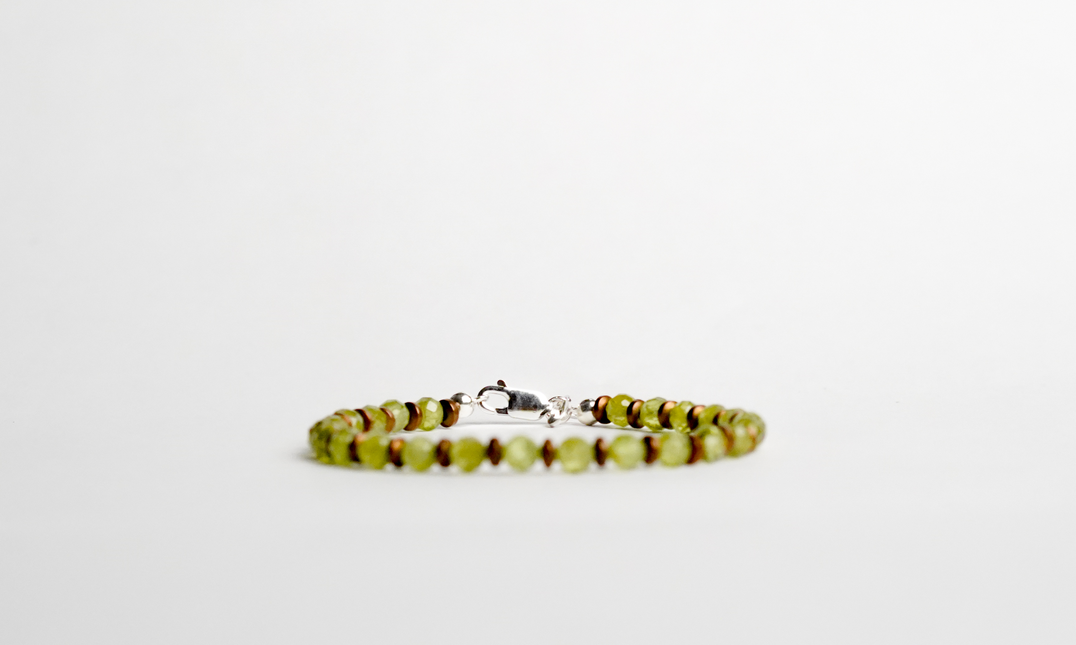 Il bracciale è realizzato con gemme di Peridoto ed ematite.