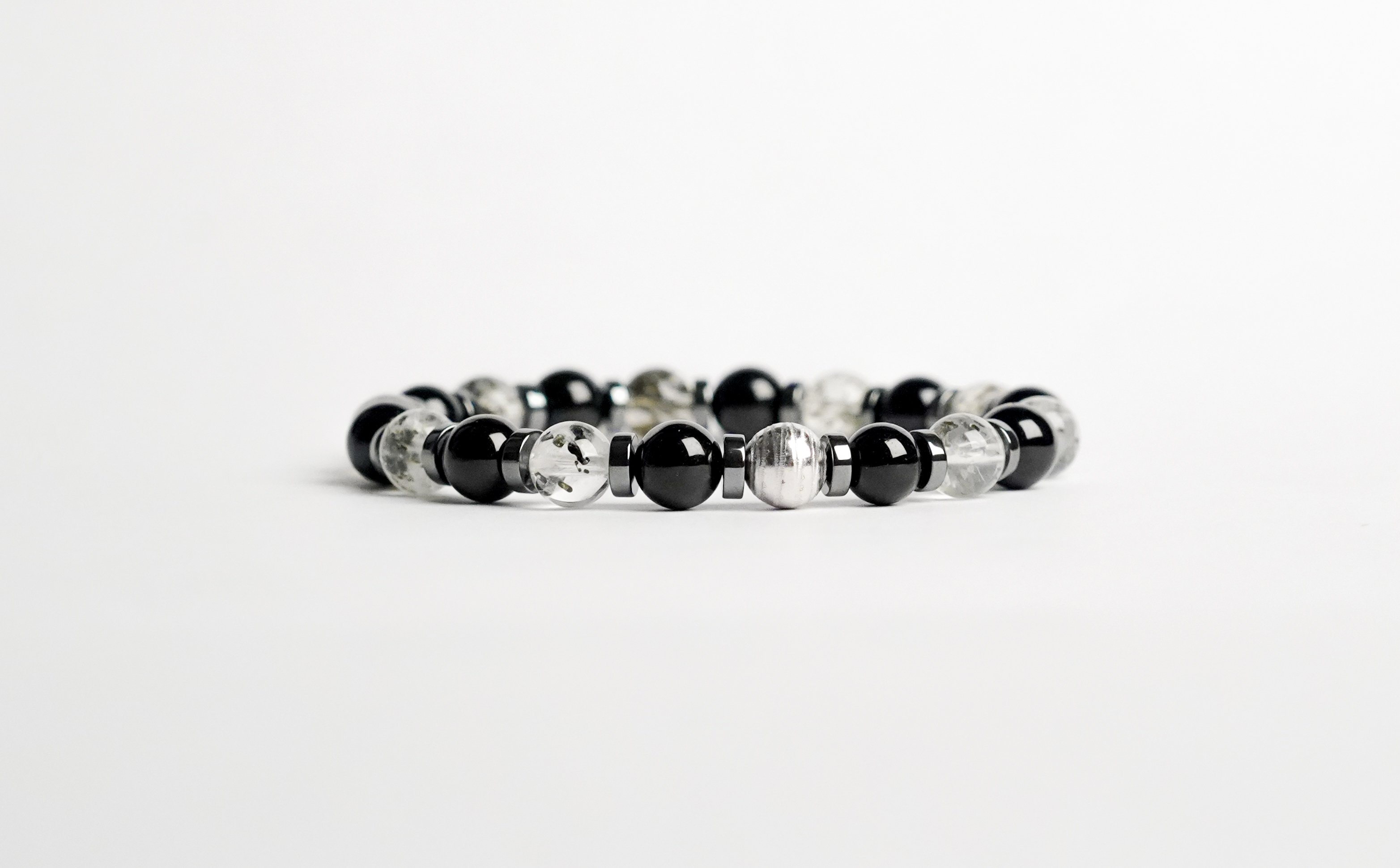 Il bracciale è realizzato con perle di Tormalina nera, Quarzo tormalinato nero, ematite e rifinito con accenti in Argento sterling 925. Fatto completamente a mano in Italia.