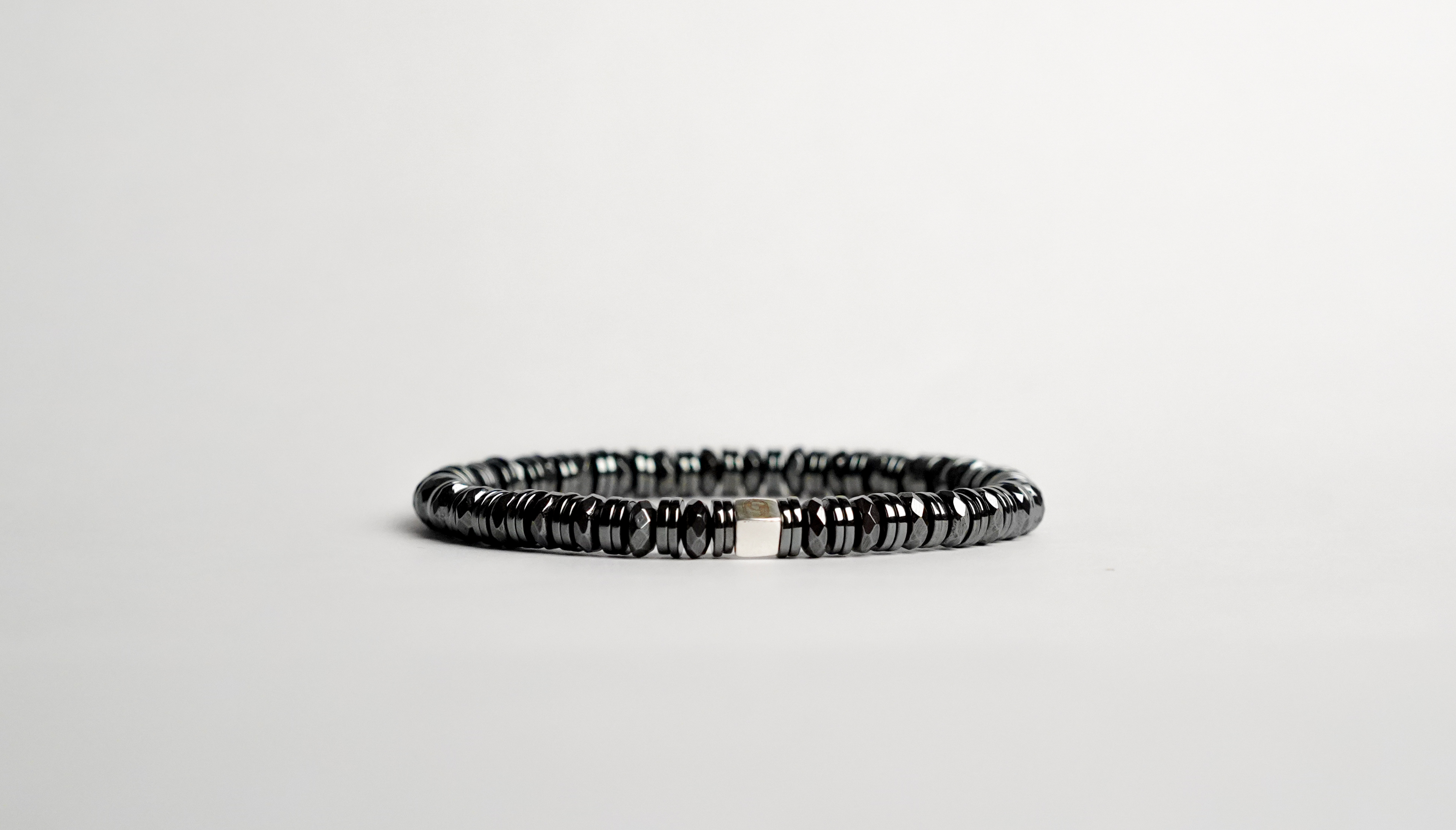 Il bracciale è realizzato con Ematite e rifinito con chiusura in Argento sterling 925. Ematite: la forza del dinamismo e vitalità. Fatto completamente a mano in Italia.