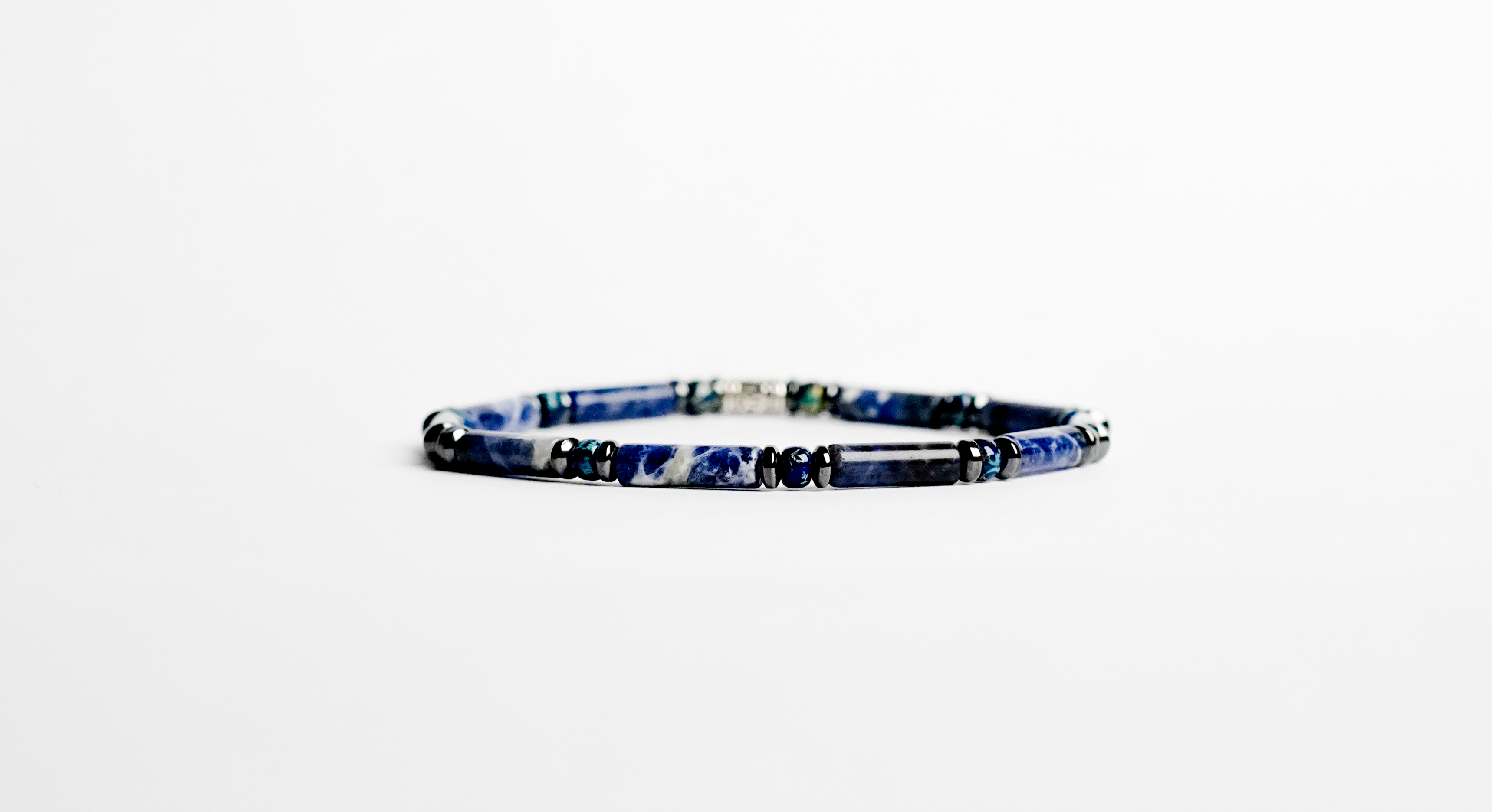 Il bracciale è realizzato con tubi di Sodalite, vetro Miyuki ed ematite.