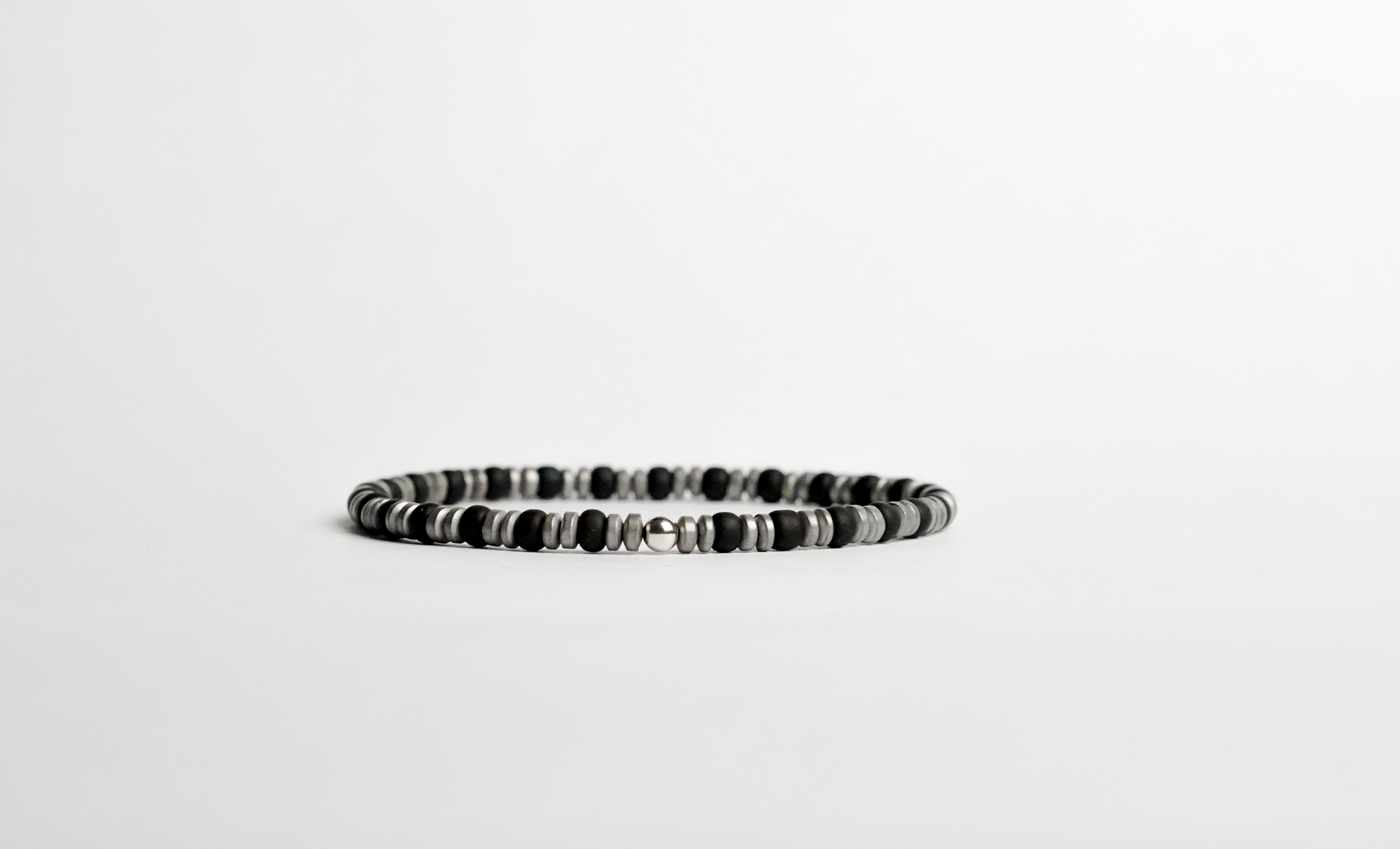 Il bracciale è realizzato con vetro Miyuki nero opaco, ematite e rifinito con Argento sterling 925. Fatto completamente a mano in Italia.